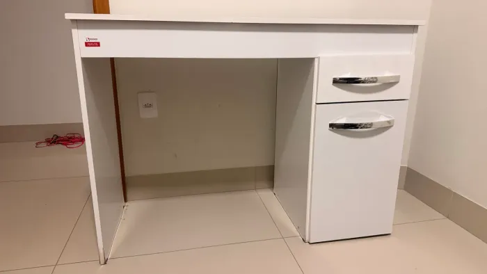 Mesinha de manicure ou mesinha para quarto