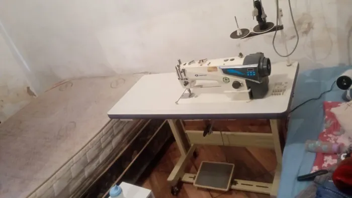 Vende-se máquina de costura reta
