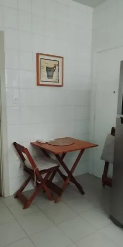 Conjunto Mesa de madeira com 4 cadeiras e almofadas