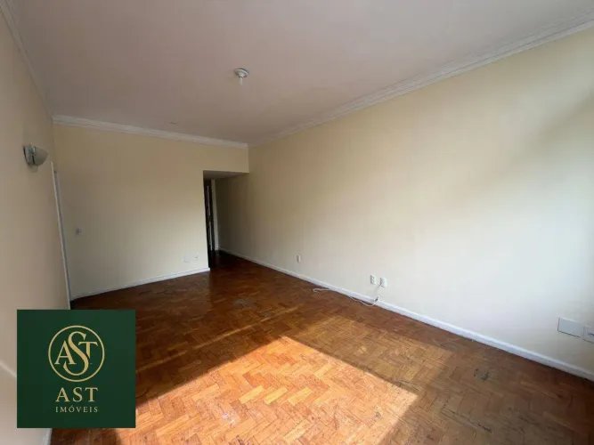 AST IMÓVEIS VENDE apartamento no miolo de Icaraí com 3 quartos e vaga de garagem