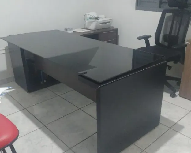 Mesa Diretor em L Tampo de vidro semi nova