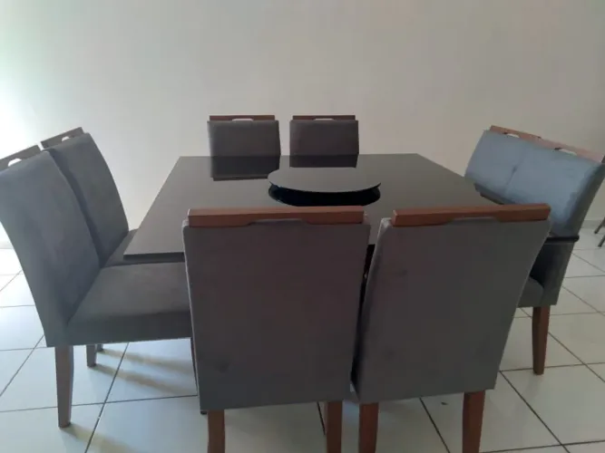 Mesa quadrada de 2,2 m nas diagonais, com 8 cadeiras com centro giratório de sobrepor.