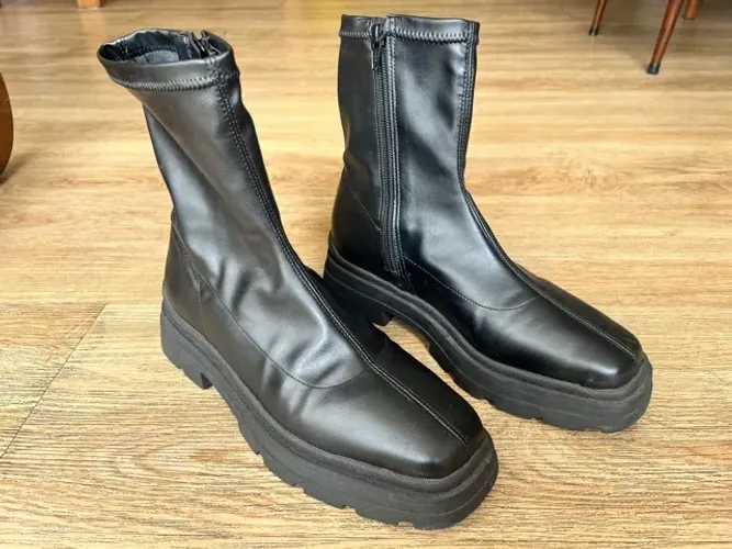 Bota Arezzo Couro Ecológico Preta 36 Tratorada Linda 