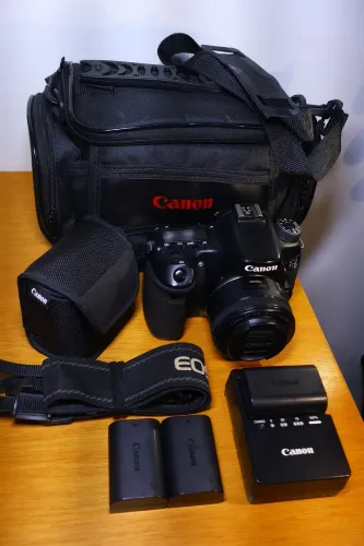 Canon 70D + Lente 50mm + 3 baterias + 2 cases + carregador + alça