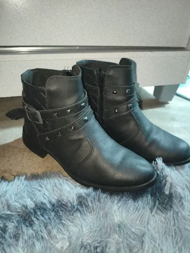 Bota coturno baixa com fivelas
