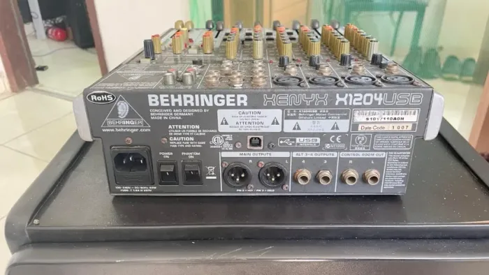 MESA DE SOM Behringer X1204USB