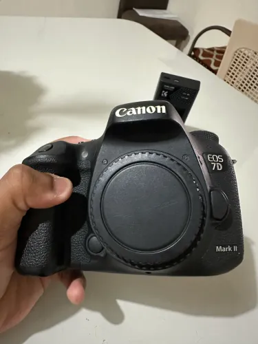 Cânon EOS 7D Mark II ( Muito bem Conservada! )