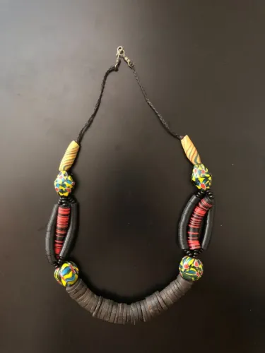 Tribal, colorido, sem meio termo. Esse colar chegou de longe.