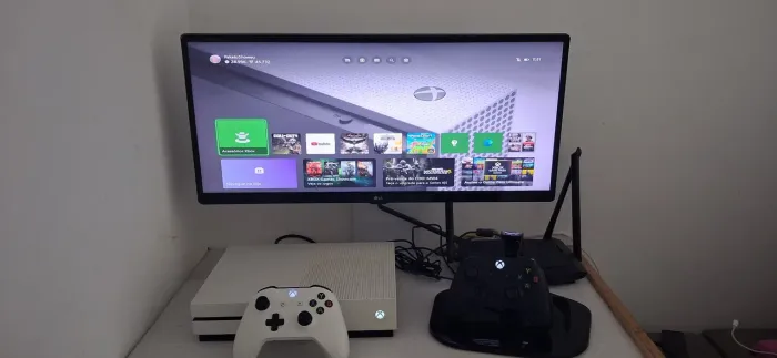 Xbox one s 1tb 2 controles e monitor.