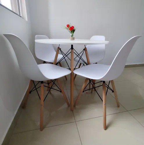 Mesa Eifel com 4 Cadeiras Nova.