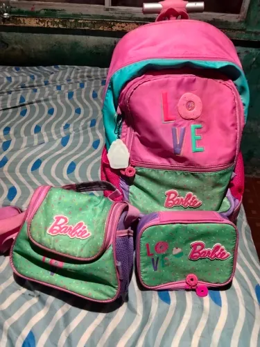 Vendo kit escolar com mochila, lancheira e estojo da Barbie original