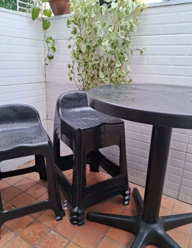 Mesa com bancos