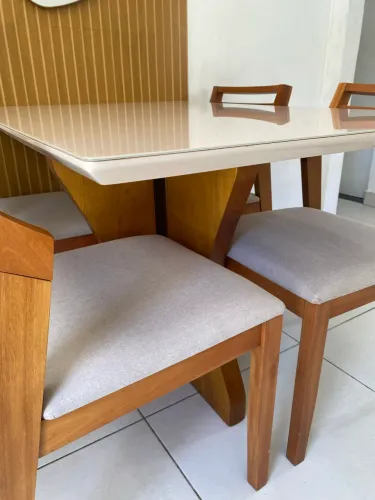 Jogo de mesa de madeira