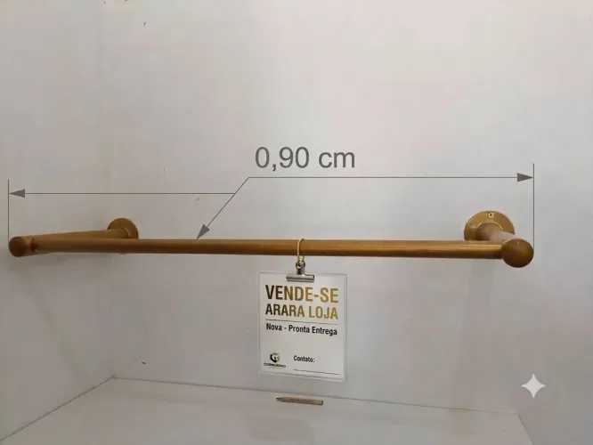 Vende se duas araras de parede para loja