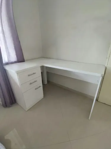MESA DE ESCRITÓRIO EM L - MDF - ROBUSTA E MUITO CONSERVADA
