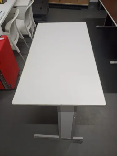 Mesa branca com estrutura metálica - Ótimo Estado