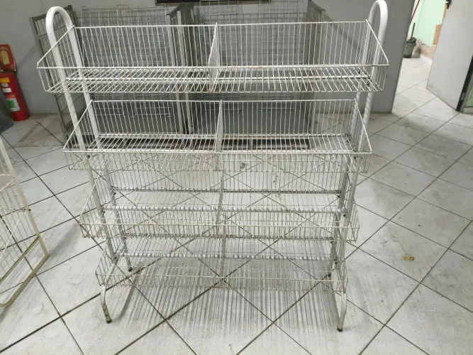 Expositor aramado branco com 4 prateleiras