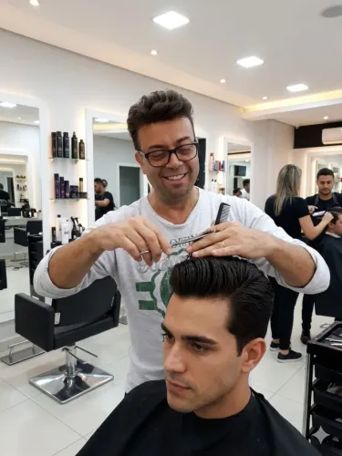 Precisa-se de um Barbeiro iniciante 
