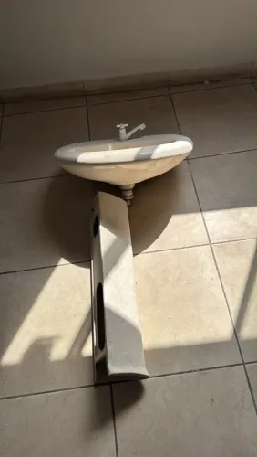Lavatório com coluna