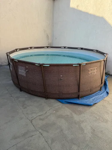 Vendo piscina Bestway de 9,150L com escada e kit limpeza 