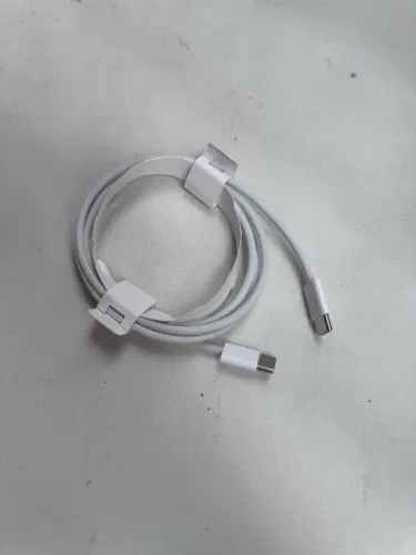 Cabo de USB-C para Lightning da Apple.
