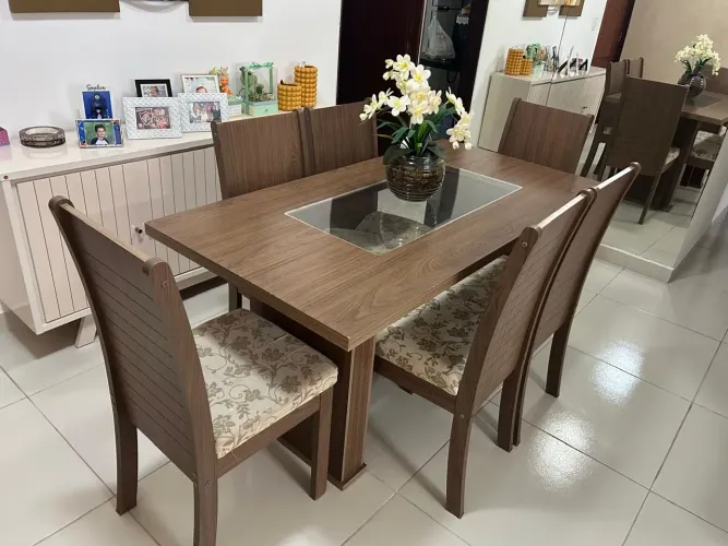 Mesa com 6 cadeiras