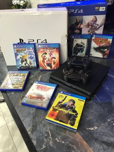Ps4 semi novo 4 terá 1.600 com três jogos a escola 2 controles