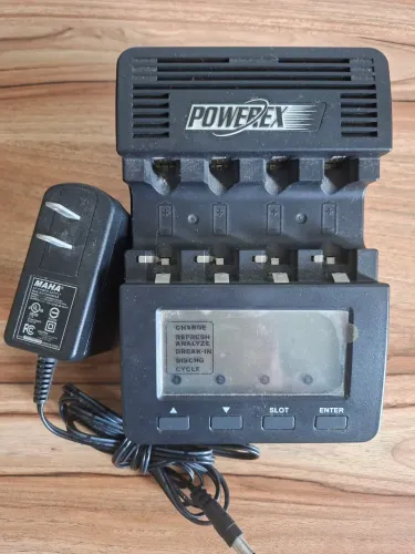 Carregador pilhas MAAH C9000
