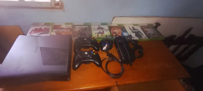 Xbox 360 com 7 jogos 2 controles 2 cabos carregador . desbloqueado 256 gb