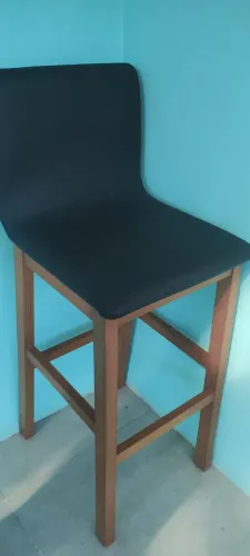 Duas banquetas alta jequitiba maciça estofada apenas uma delas está com pequeno detalhes