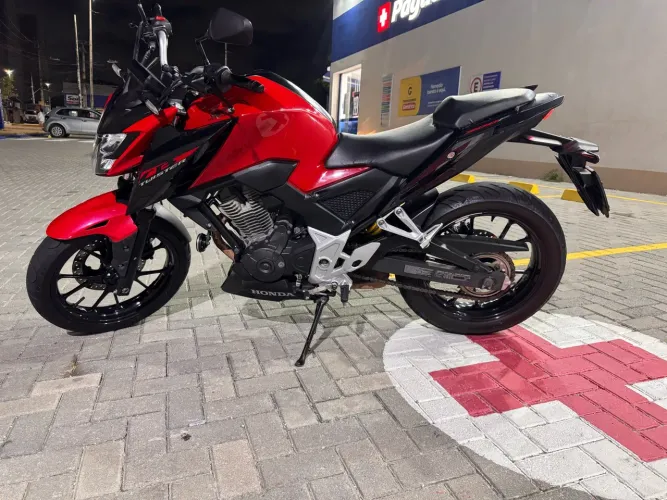 CB Twister 300F 2023 no ponto de Transferir.