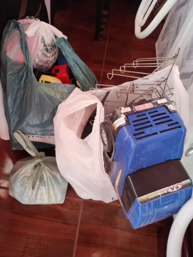 Sacolas de roupas femininas brinquedos bolas carrinhos alimentos etc...