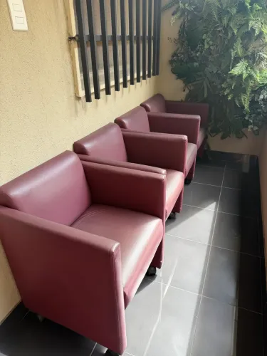 poltronas de couro ecológico vinho Marsala