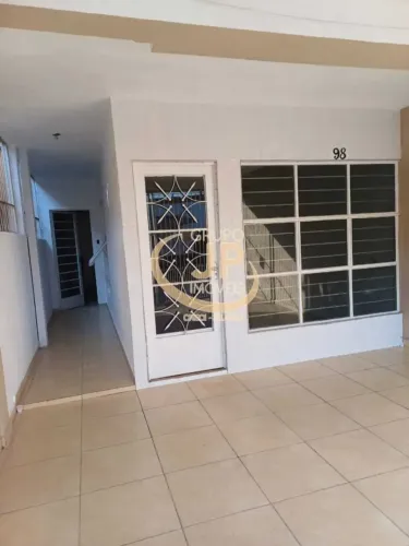 Oportunidade! Casa na Zona Leste/ 2 Dorm./ 2 Vagas/ Quintal/ Aluguel 1.500!