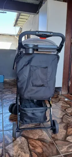 Vendo carrinho de bebê semi novo usado pouco