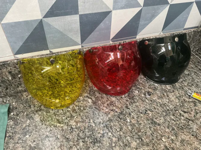 3 viseiras para capacete aberto para motociclistas.