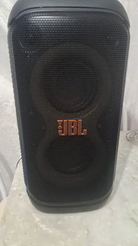 Vendo caixa jbl 320 com apenas 4 meses de uso ainda na garantia de que meses valor:2.800