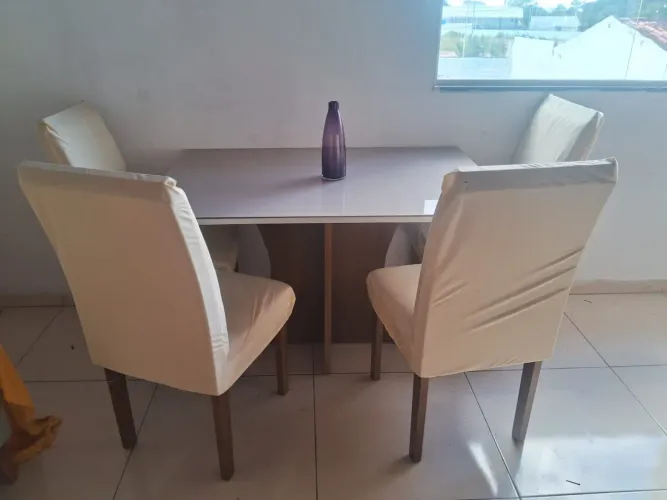 Mesa de jantar com 4 cadeiras