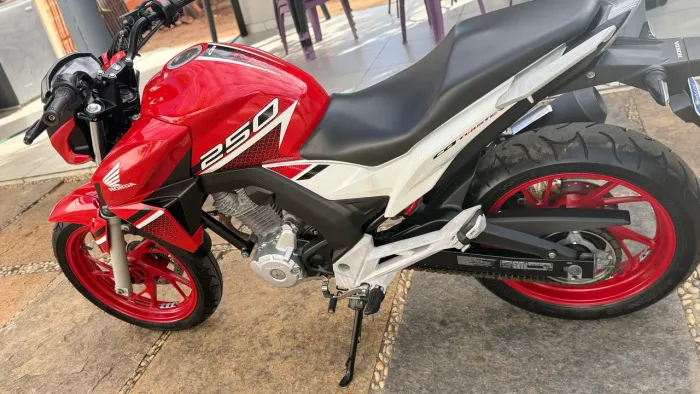 Vendo CB Twister 250 vermelha