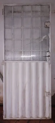 Porta de ferro com detalhe em vidro 