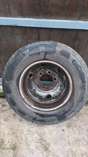 Vendo pneus com roda da iveco 6 furos