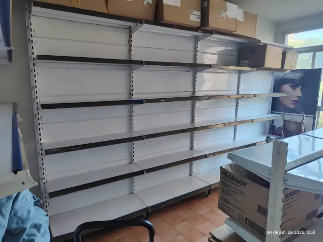 OPORTUNIDADE - GÔNDULA / PRATELEIRAS EM OTIMO ESTADO 