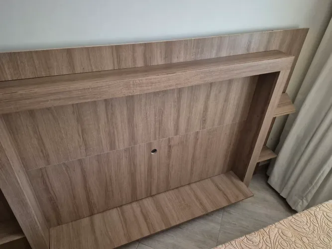 Rack Estante com Painel para TV de até 65" Design Moderno Amadeirado/Cinza