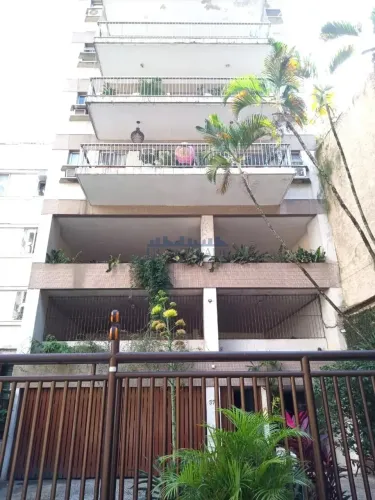 Cosme Velho, apartamento de sala, 02 suítes, dependência,02 vagas, playground e salão fest