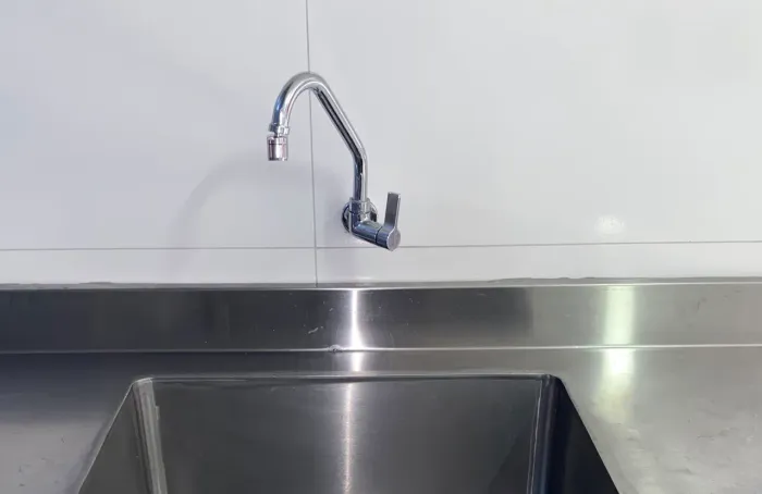 Torneira de Parede Cromada com Bica Móvel Giratória