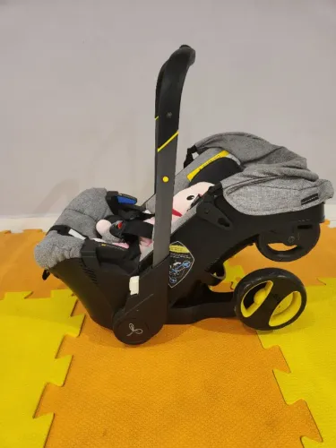 Bebê conforto com carrinho integrado.