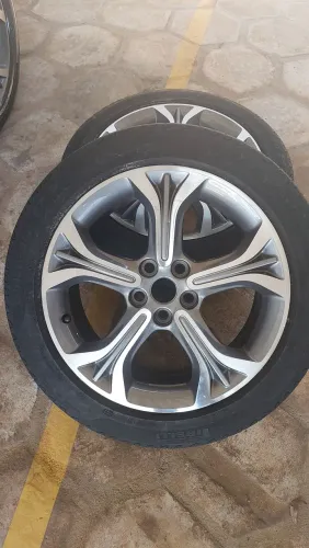 Roda com pneu cruze premier.