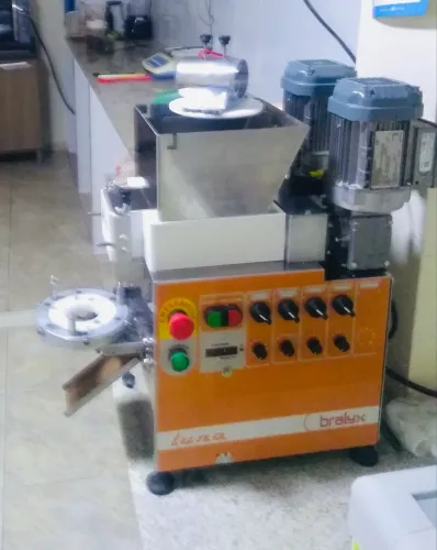 Vendo Máquina modeladora de salgado e misturela