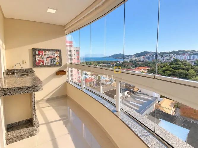 APARTAMENTO 3 DORMITÓRIOS, COM SUÍTE, VISTA MAR, ELEVADOR E 2 VAGAS DE GARAGEM NO KOBRASOL