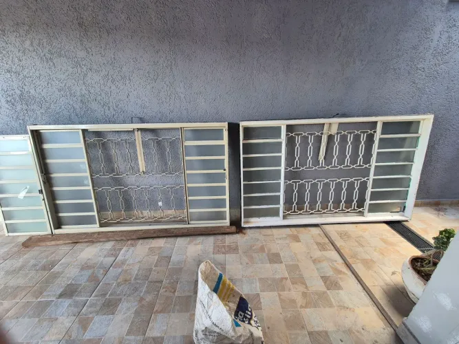 Vendo duas janelas Sasazaki